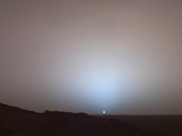 Sol 489 (19 mai), coucher de soleil sur Mars, cratère Gusev, photographie prise par le robot Spirit